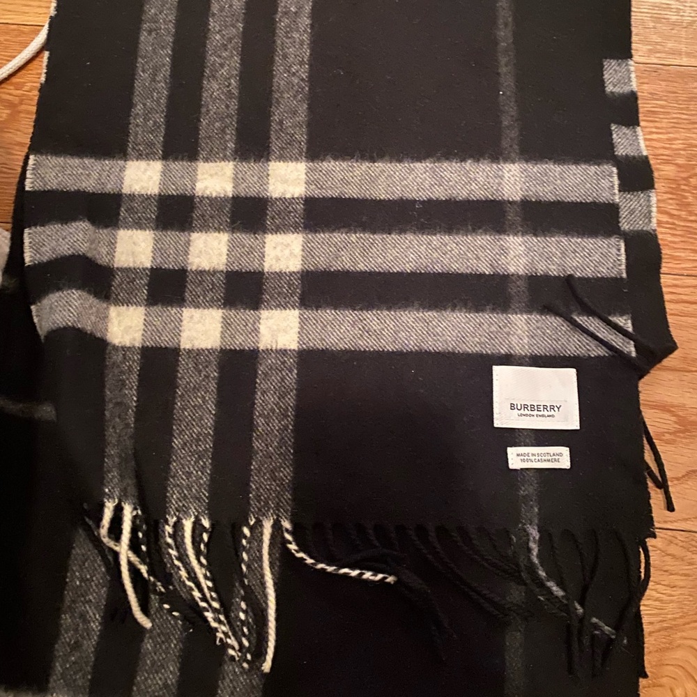BURBERRY Classic Cashmere Scarf